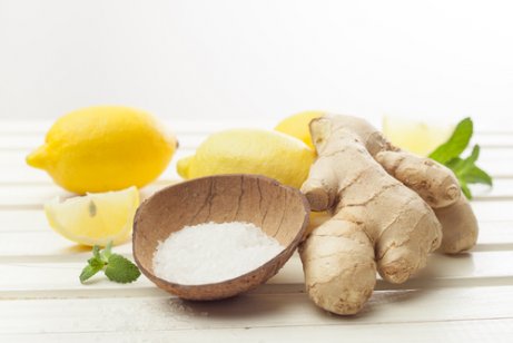 Zout en gember om ontstoken tandvlees te behandelen