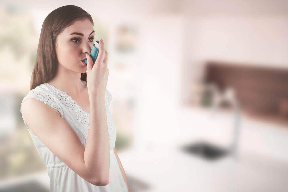 Vrouw probeert de symptomen van astma onder controle te houden