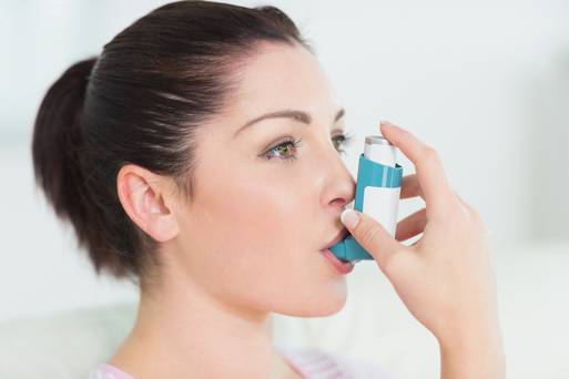 Vrouw wil de symptomen van astma behandelen