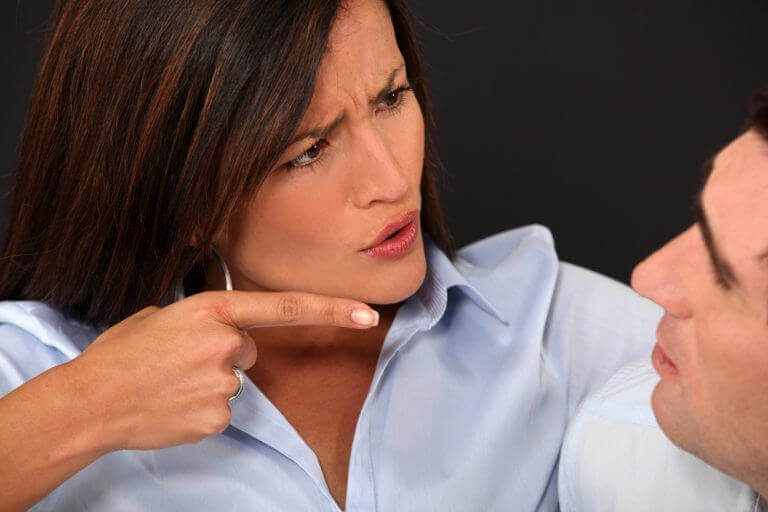 Vrouw die kritiek levert op haar partner