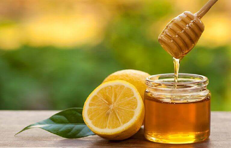 Honing en citroen zijn natuurlijke middeltjes tegen keelpijn