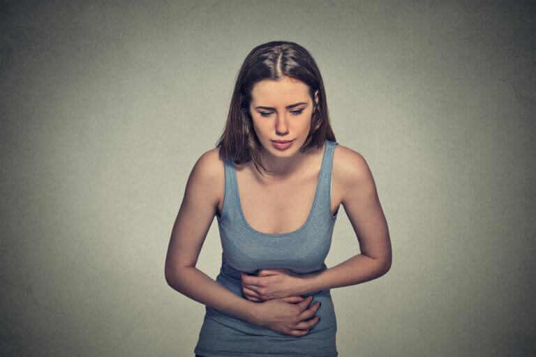 Vrouw die last heeft van de symptomen van endometriose