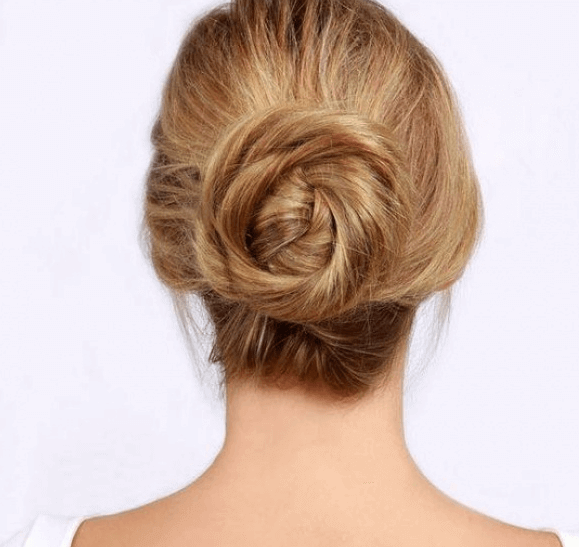 Vrouw met een knotje in haar haar
