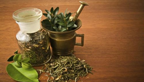 Hoe maak ik deze zalf met kruiden en alcohol om pijnlijke gewrichten verlichten?