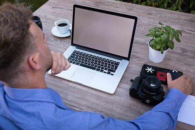 Man met laptop