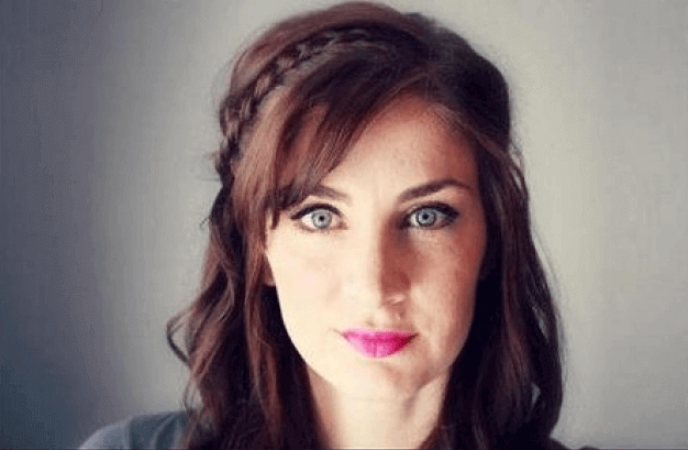 Vrouw met een ponyvlecht