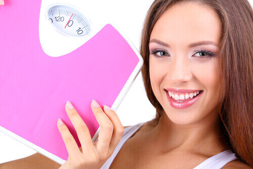 Meisje met een weegschaal want quinoa eten bevordert gewichtsverlies