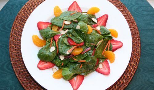 Gezonde salade met mandarijn erin