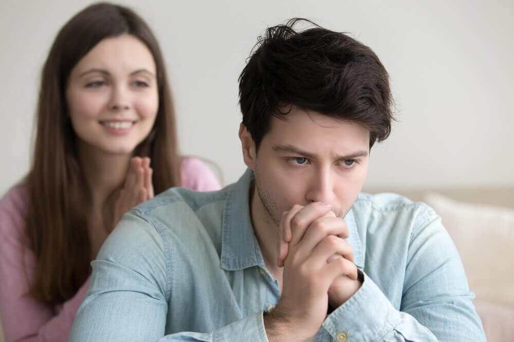 Meisje dat een jongen smeekt