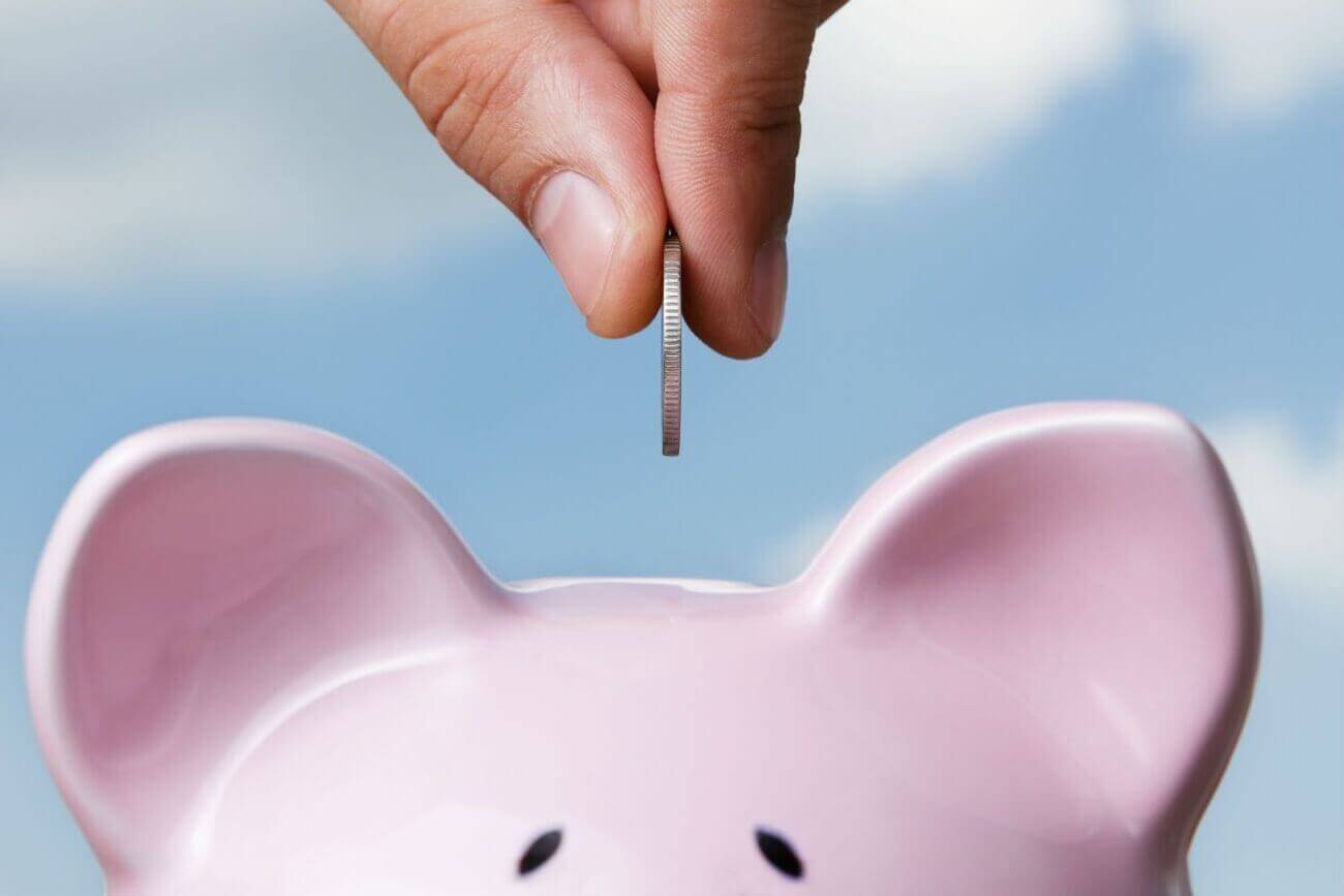 Geld sparen door het te bewaren in een spaarpotje