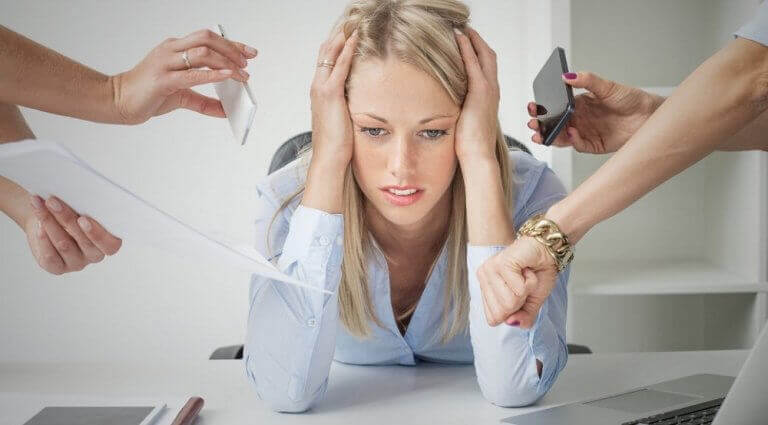 Vrouw die te veel verantwoordelijkheden heeft