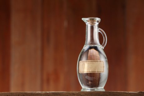 Azijn en alcohol gebruiken om de oren te reinigen