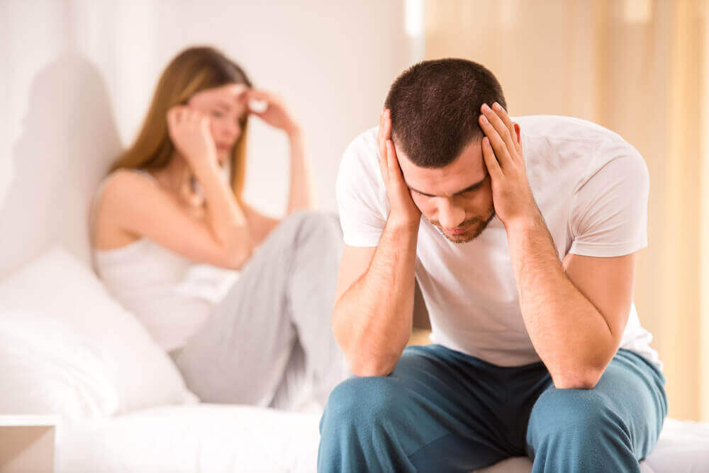 Man en vrouw die ruzie hebben omdat een van de twee ontrouw is geweest