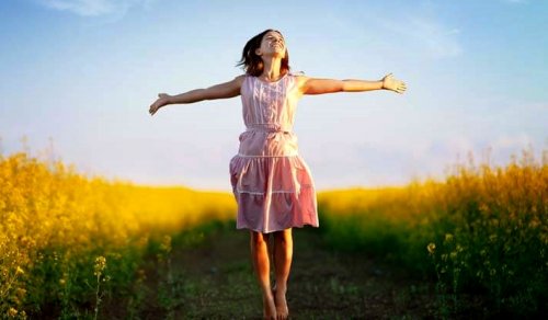 Vrolijke vrouw in een weiland