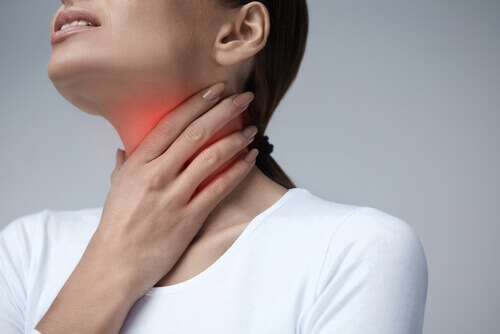 Vrouw die last heeft van haar keel en op zoek is naar natuurlijke middeltjes tegen keelpijn