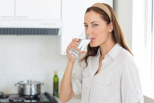 Vrouw die water drinkt