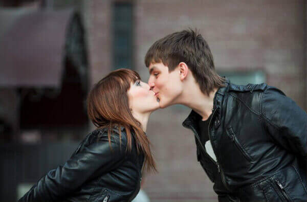 Twee mensen die elkaar een kus geven