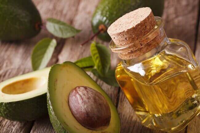 Avocadopit gebruiken en olijfolie om cellulitis te bestrijden