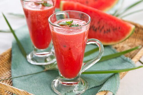 Drankjes om te ontgiften watermeloen en aardbeien