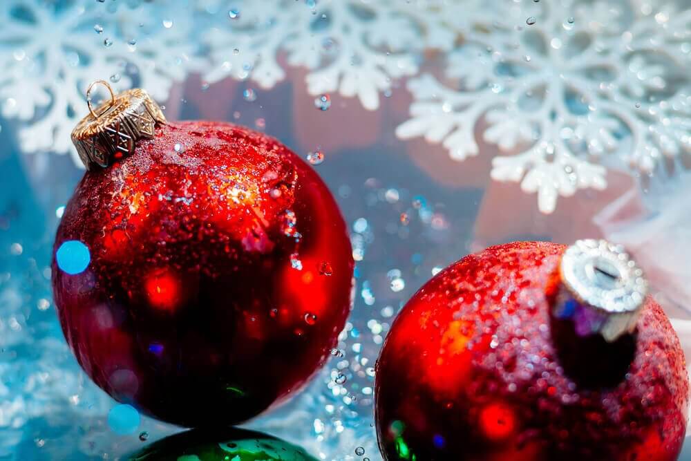 Laat een ander de kerstballen ophangen