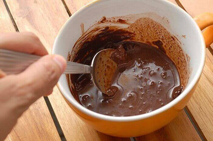 Rimpeltjes op je voorhoofd verzachten met cacoapoeder en olijfolie