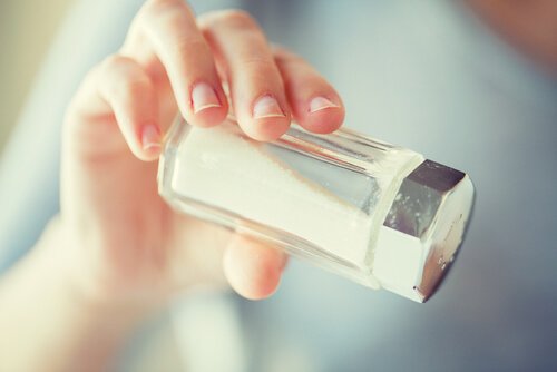 Symptomen van staar en de relatie met zout