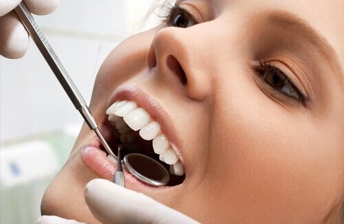 Symptomen van een vitaminedeficiëntie vrouw bij tandarts