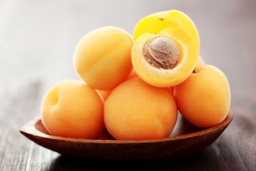 Vruchten beperken abrikozen aardbeien