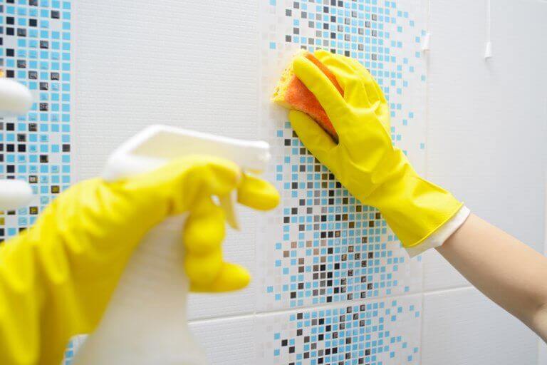 Ontsmetten van de badkamer: tips