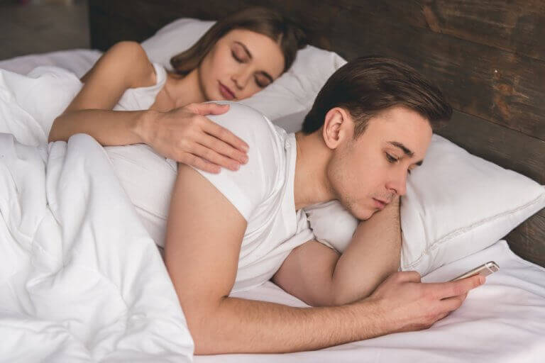 Emotionele ontrouw van je partner van de ander wegdraaien in bed