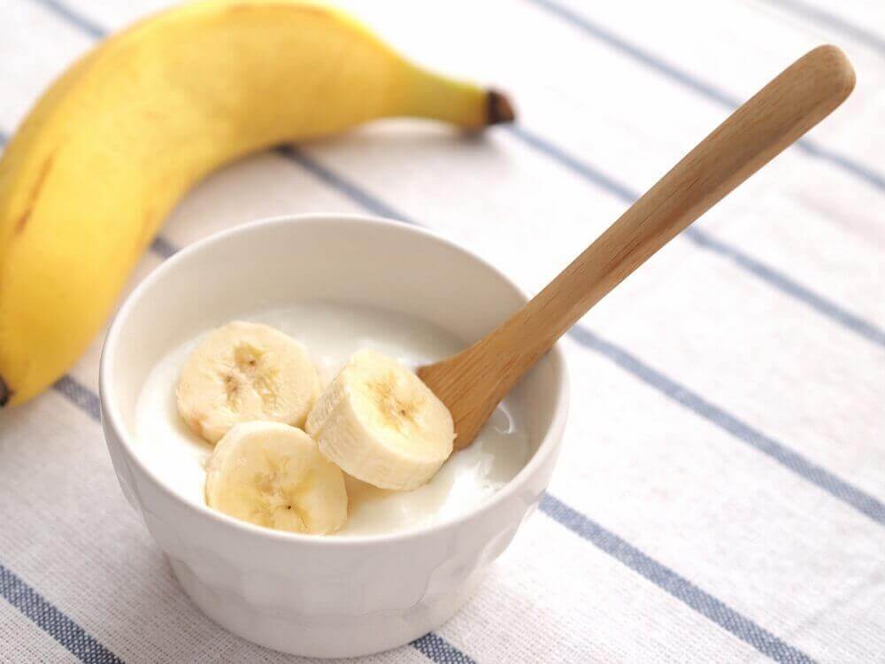 Banaan en yoghurt om psoriasis van de hoofdhuid te behandelen 