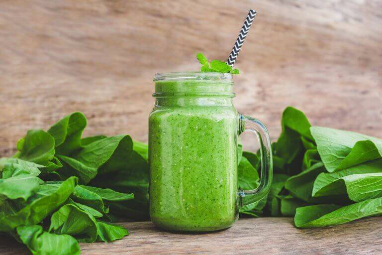 Gezonde ontgiftende smoothies met basilicum