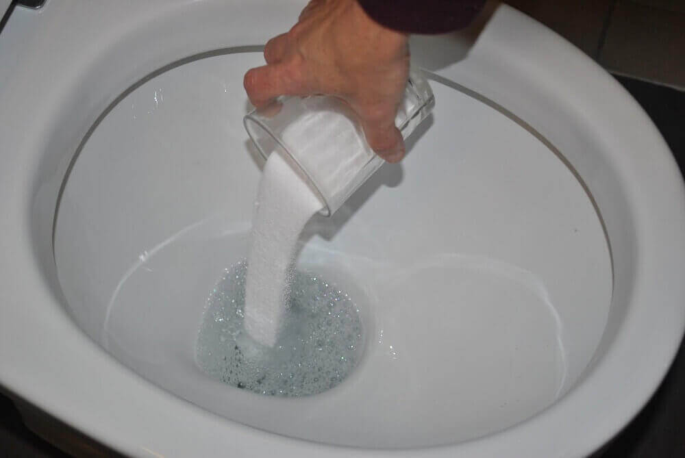 Het desinfecteren van de badkamer