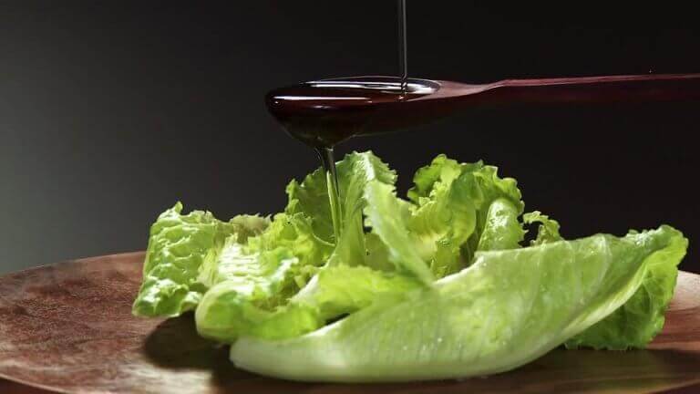 Een eind maken aan vervelende insecten met sla en olijfolie
