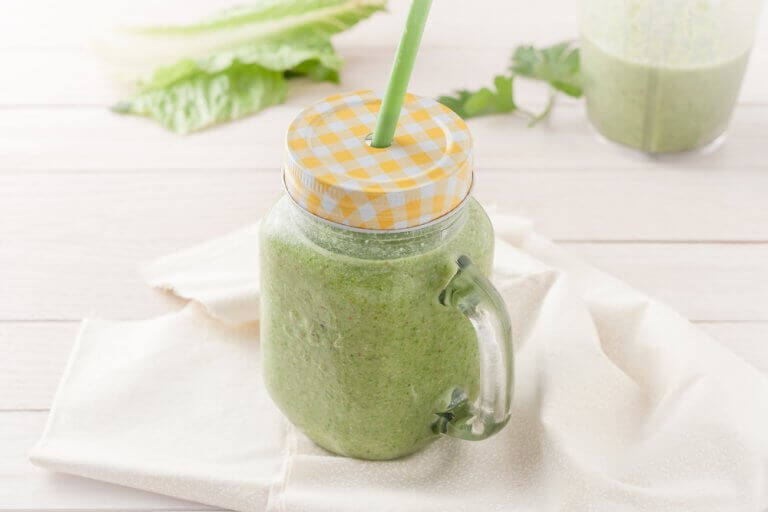 Gezonde ontgiftende smoothies met koriander