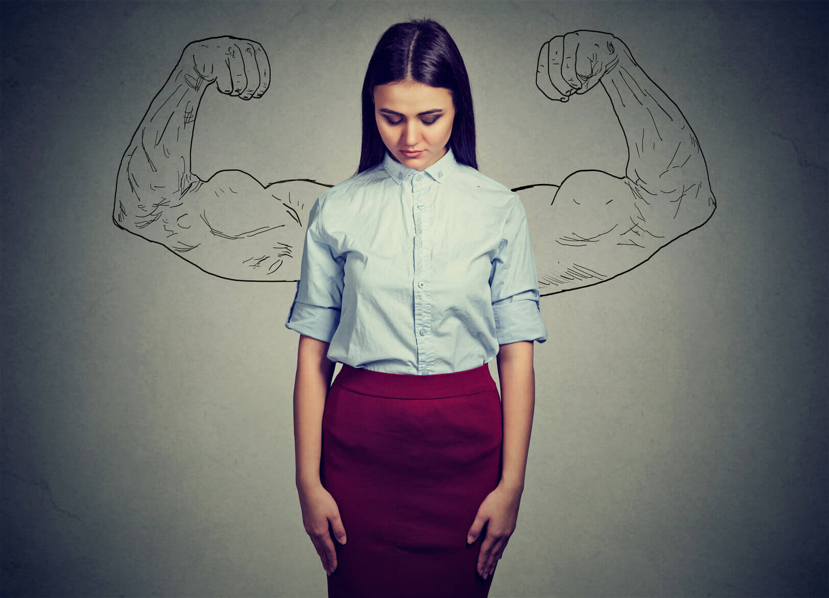 Meisje met getekende gespierde armen