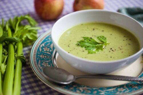 Heerlijke ontgiftende soepen met groene groenten