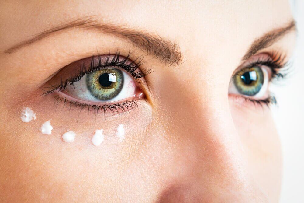 De rimpels rond je ogen verminderen met vitamine E
