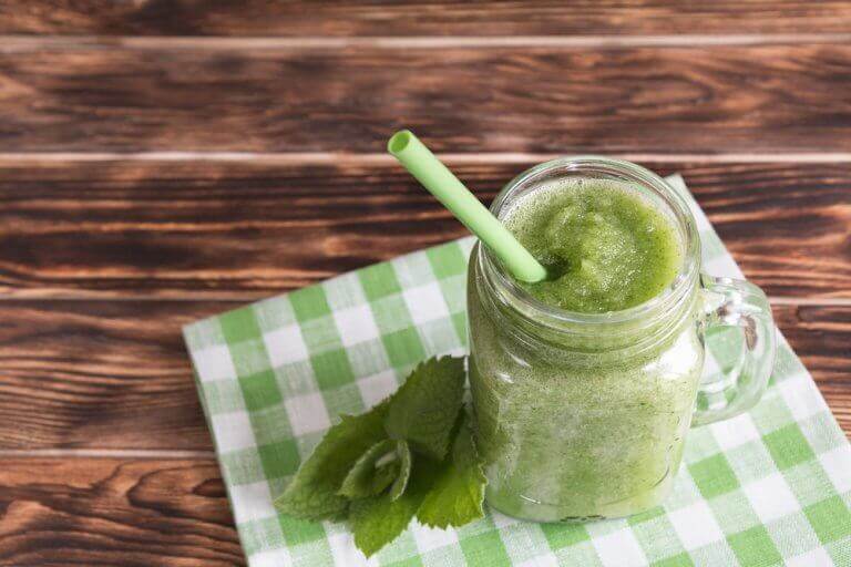 Gezonde ontgiftende smoothies met munt