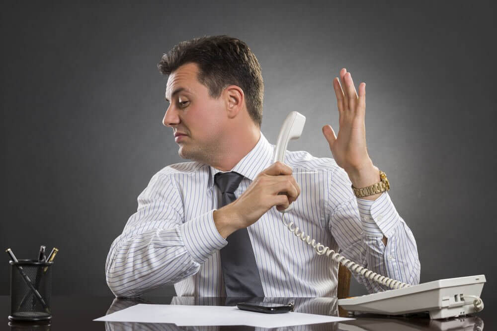 Man die de telefoon van zich afhoudt