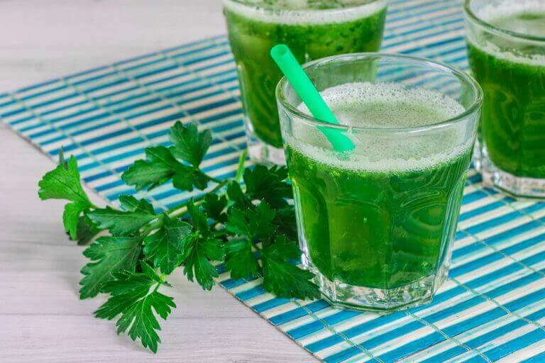 Gezonde ontgiftende smoothies met peterselie