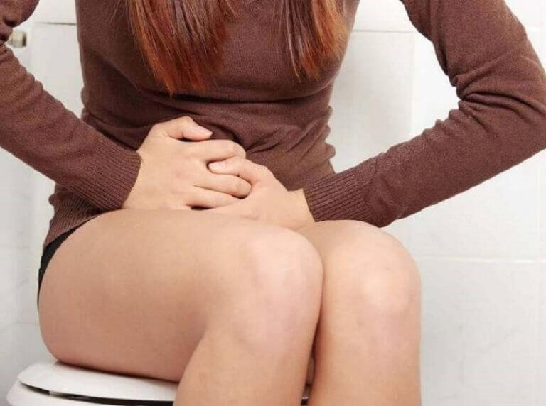 Meisje dat op de wc zit