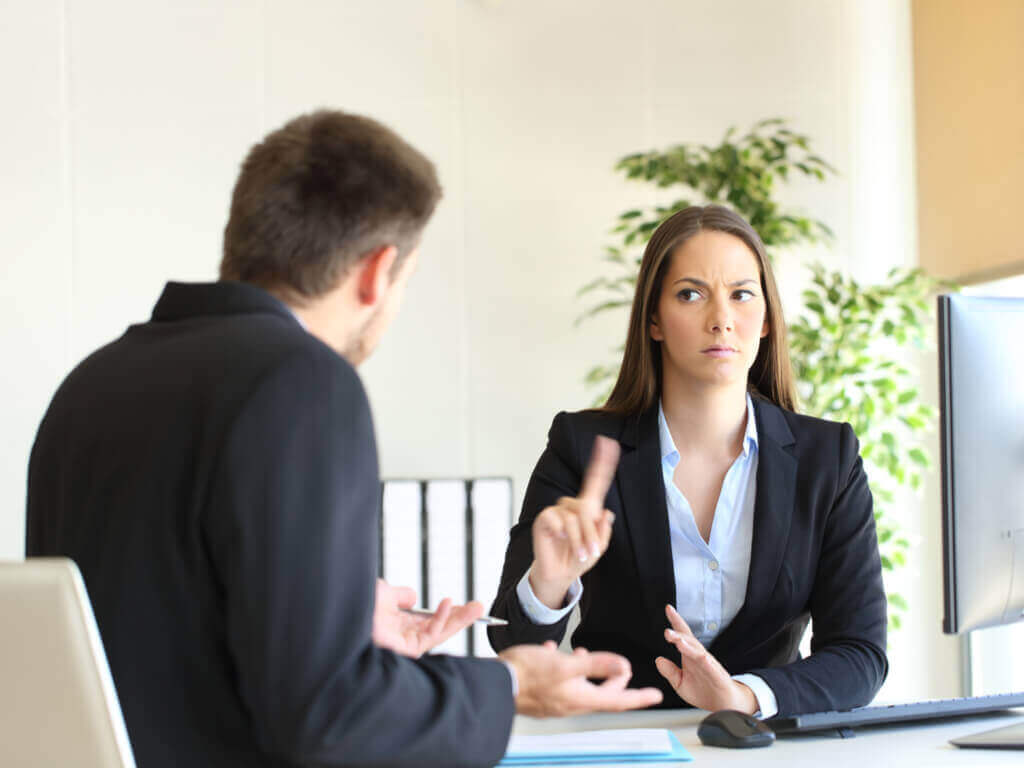 Vrouw die iets ontkent