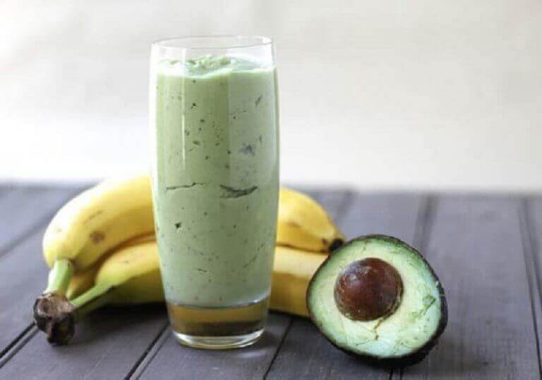 Gewicht verliezen met een smoothie met groene thee, banaan en avocado