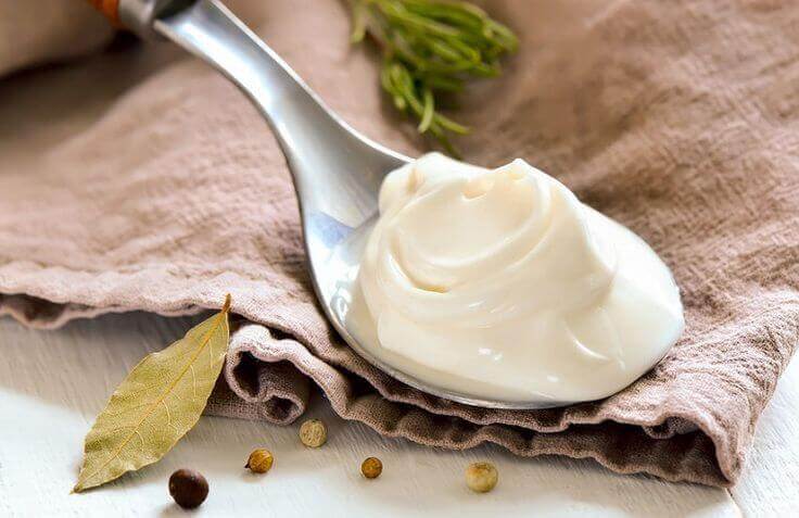 Verrukkelijke veganistische mayonaise met aardappelen