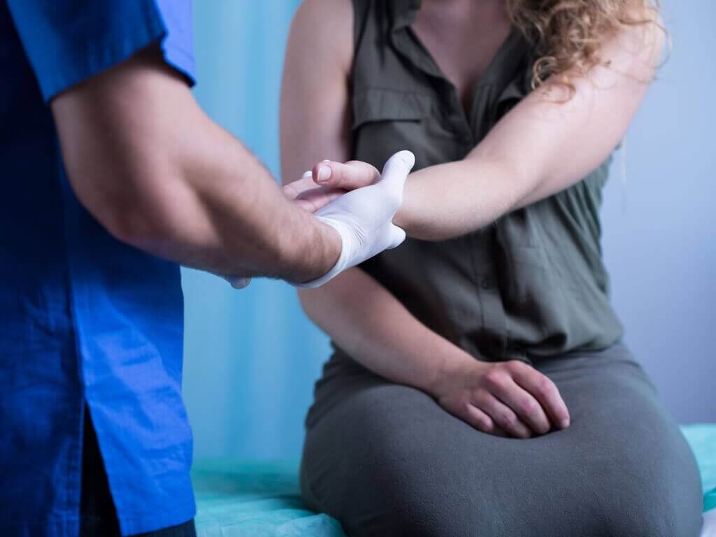 Vrouw die zich laat onderzoeken aan haar handen