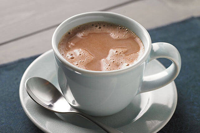 Warme chocomel is een van natuurlijke middeltjes tegen hoest