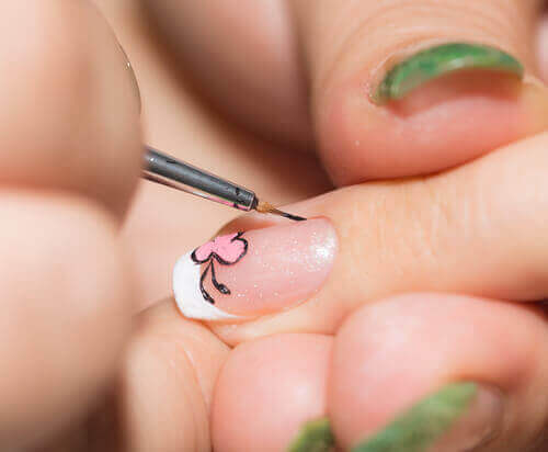 Een fijn kwastje gebruiken om je nagels te versieren