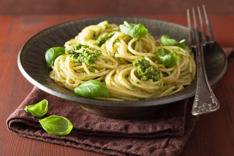 Volkoren pasta met pesto en cherrytomaatjes