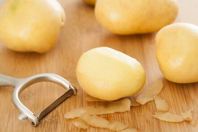 Aardappelen bereiden door ze eerst te schillen